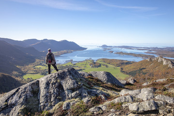 Obraz premium Happy hike to Guromannen mountain in Northern Norway