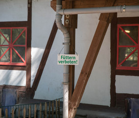 Füttern verboten, Schild