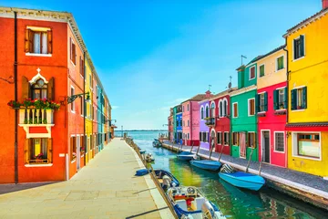 Fototapeten Venedig-Markstein, Burano-Inselkanal, bunte Häuser und Boote, Italien © stevanzz