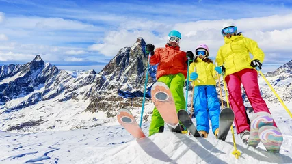 Photo sur Plexiglas Sports dhiver Happy family enjoying winter vacations in mountains . Ski, Sun, Snow and fun.