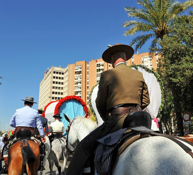 Jinetes y carretas de la Hermandad del Roc&iacute;o en Sevilla, Espa&ntilde;a