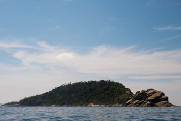 Ilha do Campeche vista de um barco, em meio ao mar