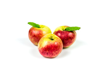 Dojrzałe jabłko z zielonym liściem