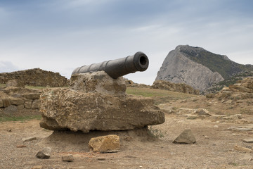 Fototapeta na wymiar sea cannon in the old Genoese fortress in Crimea