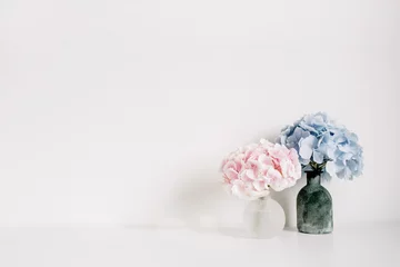 Foto auf Acrylglas Rosa und blaue pastellfarbene Hortensienblumensträuße auf weißem Hintergrund. Minimales Innenarchitekturkonzept. © Floral Deco
