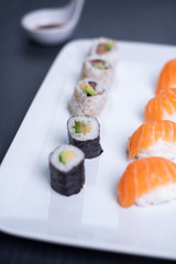 Sushi auf einem Teller