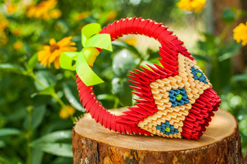 Czerwony koszyk wielkanocny origami 3d