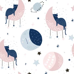 Fototapete Katzen Nahtloses kindisches Muster mit Katzen auf Monden und Sternenhimmel. Kreative Kindertextur für Stoff, Verpackung, Textilien, Tapeten, Bekleidung. Vektor-Illustration