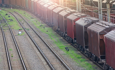 Obraz premium Pociąg towarowy na kolei z miejsca na kopię