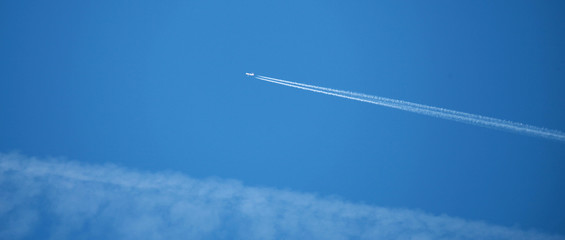 Trainées d'avions dans le ciel