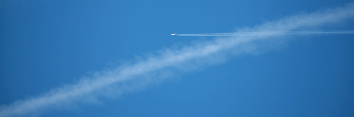 Trainées d'avions dans le ciel