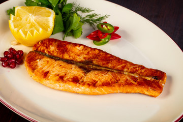 Grilled salmon with lemon