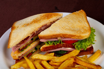 Club sandwich with ham