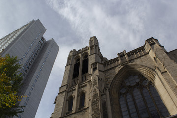 Une église dans la ville