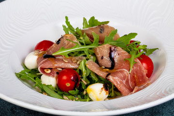 Salad with prosciutto and mozzarella