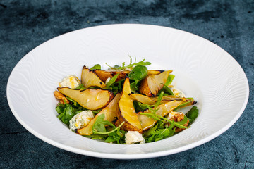 Salad with gorgonzola and pear