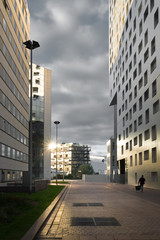 ville quartier immeuble habitation logement façade tour la défense soleil perspective froid grand construction architecture se loger moderne trottoir