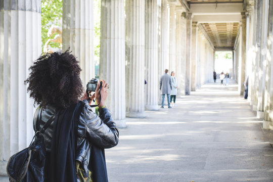Mujer haciendo fotografias en la calle con c&aacute;mara digital