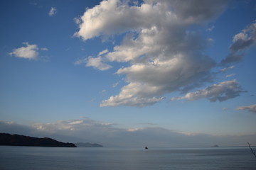 流れる雲と外国船
