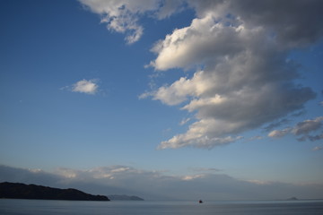 流れる雲と外国船