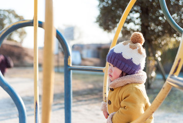 公園の遊具で遊ぶ子供