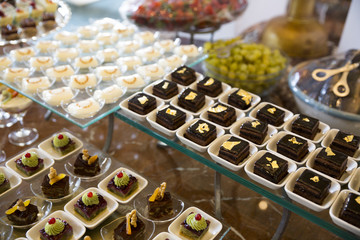 a&ccedil;ık b&uuml;fe tatlı standı