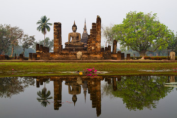 Fototapeta na wymiar Wat Mahathat in Sukhothai Historical Park. UNESCO World Heritage.