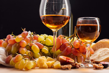 wine and grapes on the table
