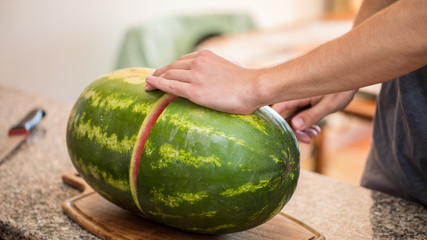 Wassermelone in zwei Teile geschnitten