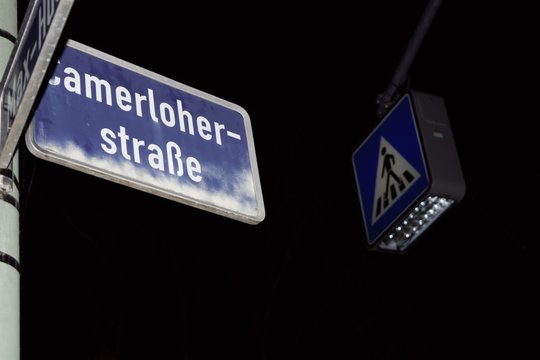 Stra&szlig;enschild mit Fussg&auml;nger&uuml;berweg