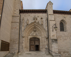 Entrada a la iglesia de  San Nicolas de Bari en el centro histórico de la ciudad de  Burgos