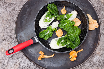 pfanne mit gemüse und pilzen