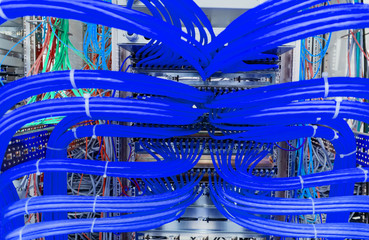 Netzwerk Switch Anschlüsse in einem Serverrack 