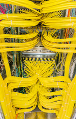 Netzwerk Switch Anschlüsse in einem Serverrack 