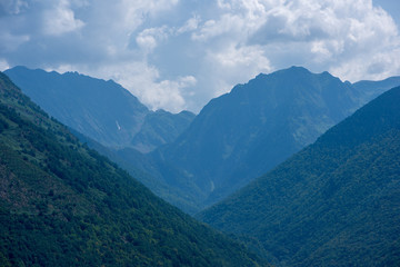 Obraz na płótnie Canvas Road through the mountain in the valley of aran