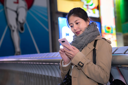 traveler sending her friends the night view photo