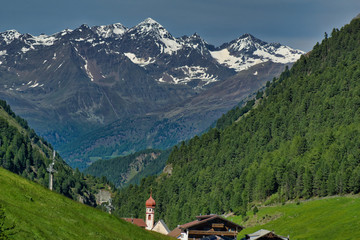 wiosenna panorama Alp austriackich widokiem na wioskę Vent