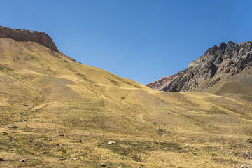 Montagna andina con rocce rosse e prati gialli