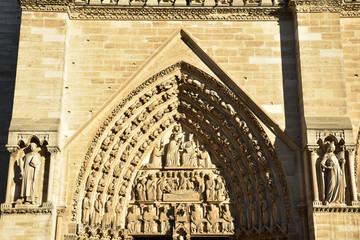 Portail de la cathédrale Notre-Dame à Paris, France