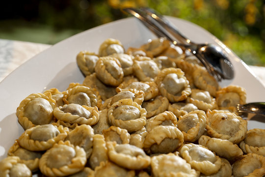 Panadas in vassoio in piccole porzioni