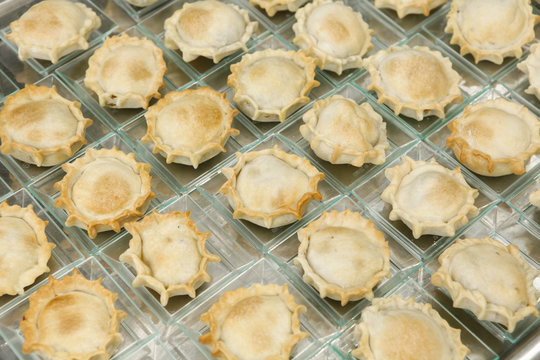 Piccole porzioni monodose di panadas - tipico piatto della Sardegna