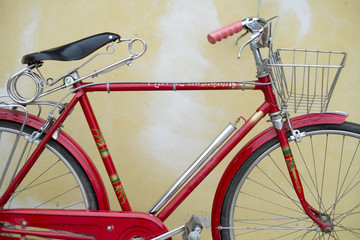 bicicleta antiga com pintura vermelha
