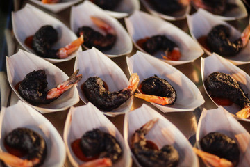 mono porzioni di gambero su piattino in carta