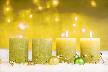 2. advent grüne adventskerzen im schnee