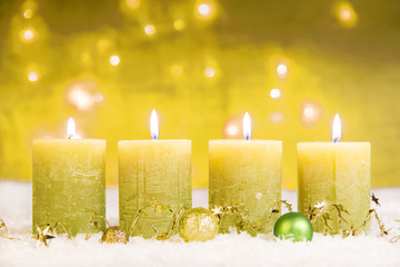 4. advent grüne adventskerzen im schnee 