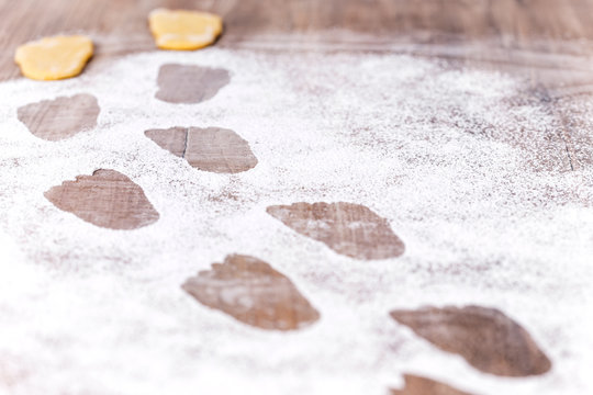 Fu&szlig;spuren im Puderzucker, F&uuml;&szlig;e aus Pl&auml;tzchen oder Kekse, Spuren beim Backen