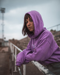 Mujer de estilo callejero en soledad