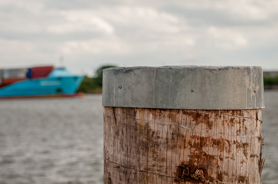 Detailshot Dalben und Bug von Containerschiff im unscharfen Hintergrund bei Tageslicht. Selektiver Fokus.