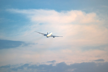 夕空へ飛び立つ旅客機