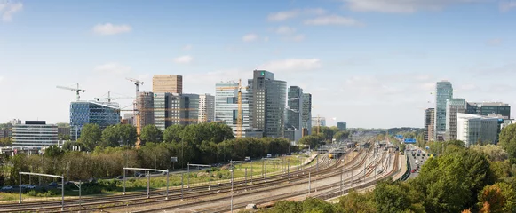 Schilderijen op glas Overdag panoramische skyline van Zuidas, het zakelijke en financiële gebied van Amsterdam, Nederland © Allan
